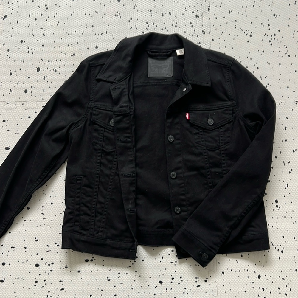 NWOT Levi’s Cropped Black Denim Jacket